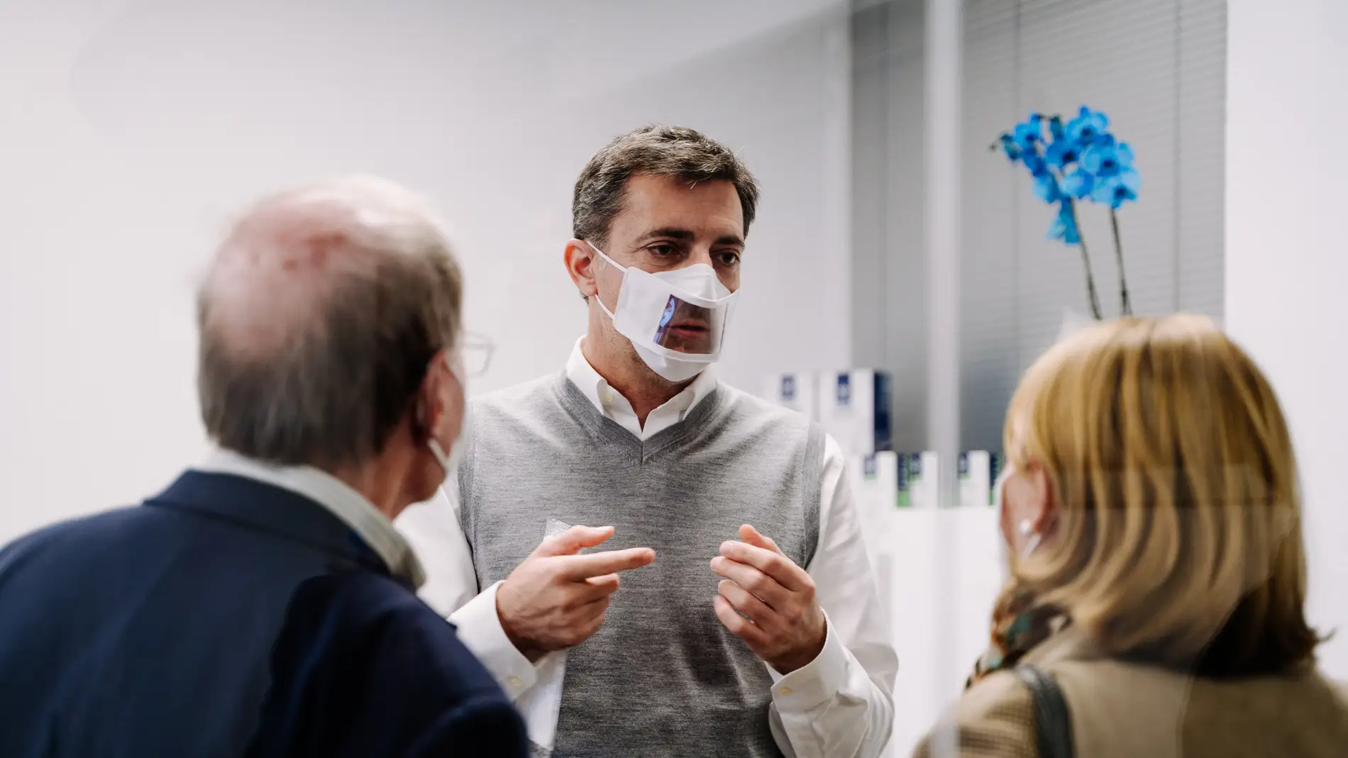 Así es la primera mascarilla higiénica transparente para sordos creada por el CSIC.