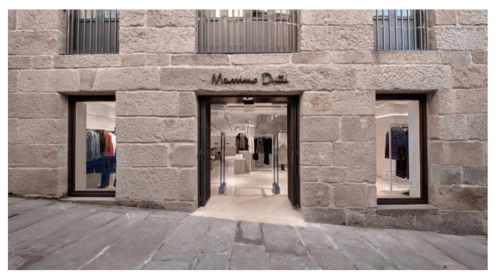 Massimo Dutti reforma y amplía su tienda for&from de Allariz