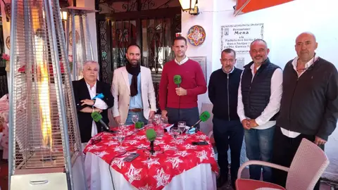 El periodista de Onda Cero, Julio Rodríguez, con los invitados al programa El periodista de Onda Cero, Julio Rodríguez, con los invitados al programa
