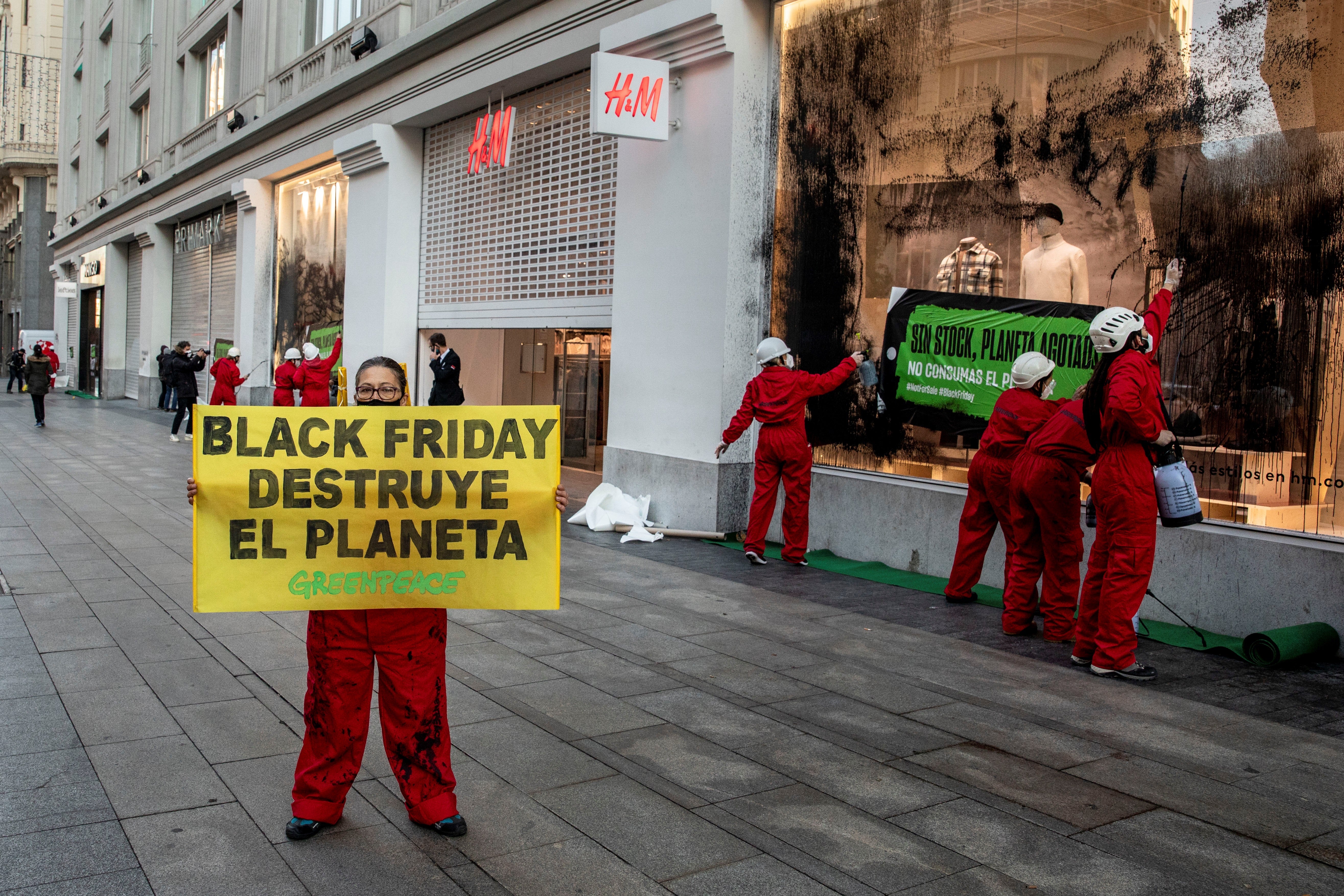 Greenpeace empapela escaparates de tiendas en Madrid para denunciar el consumismo Greenpeace empapela escaparates de tiendas en Madrid para denunciar el consumismo