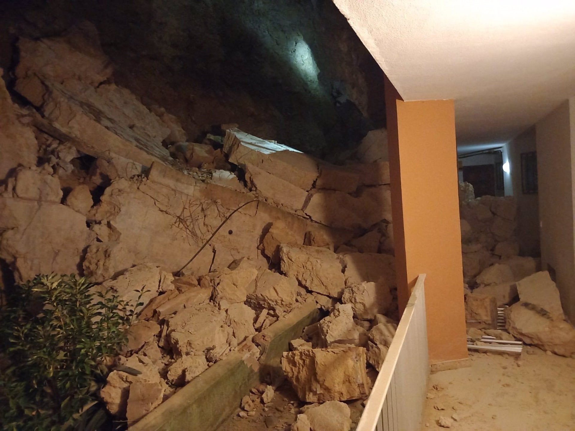 Desalojadas 40 personas de un edificio de Calvià tras ceder un muro de contención Desalojadas 40 personas de un edificio de Calvià tras ceder un muro de contención