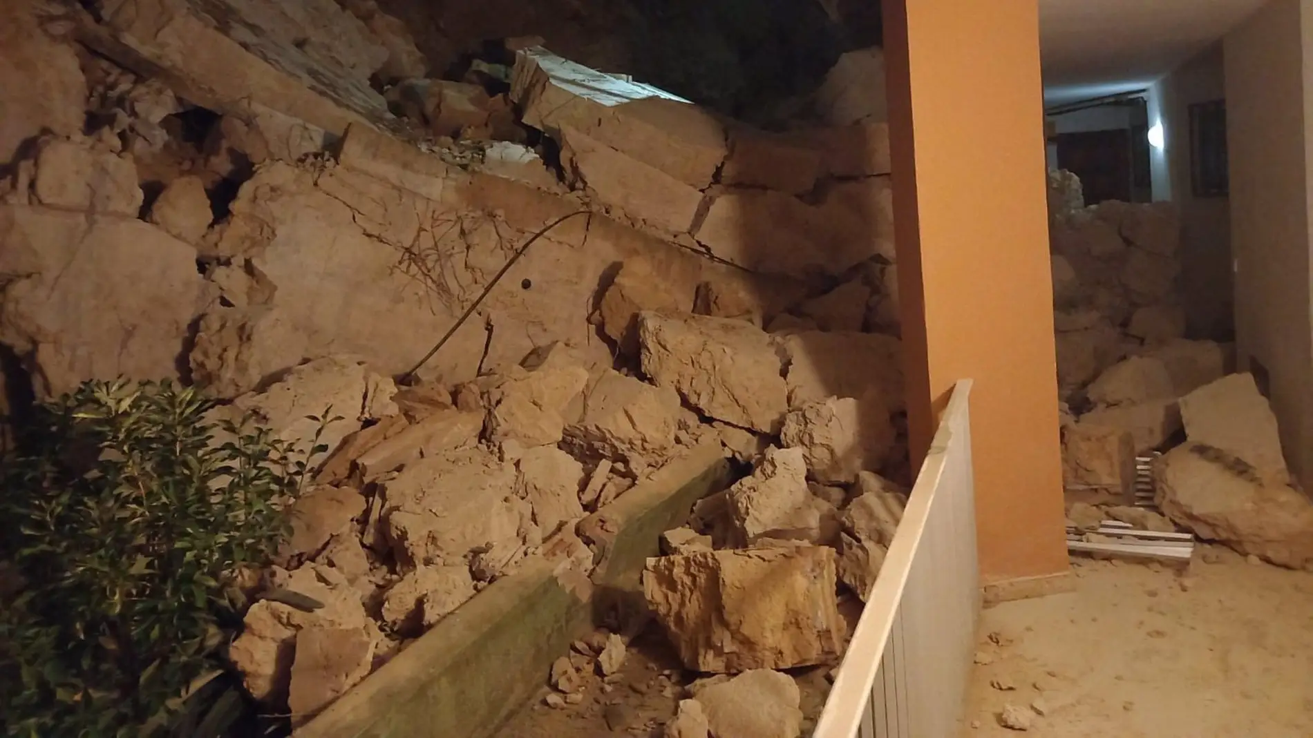Así ha quedado el edificio que ha tenido que ser desalojado en Costa de la Calma tras ceder un muro de contención. -