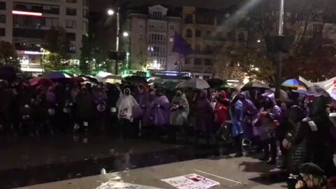 La manifestación, convocada por la Comisión 8 de Marzo, terminó en la plaza del Ayuntamiento de Santander