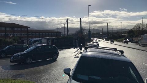 Veh&iacute;culos mal aparcados en las inmediaciones del Colegio Montedeva (Gij&oacute;n)