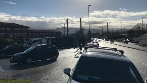 Vehículos mal aparcados en las inmediaciones del Colegio Montedeva (Gijón) Vehículos mal aparcados en las inmediaciones del Colegio Montedeva (Gijón)