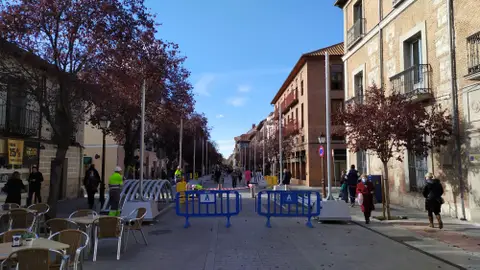 Ya se está instalando el gran túnel de luz que ofrecerá 3 espectáculos diarios durante estas navidades en Alcalá de Henares Ya se está instalando el gran túnel de luz que ofrecerá 3 espectáculos diarios durante estas navidades en Alcalá de Henares
