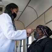 Una enfermera hace una PCR a una paciente en Johannesburgo, en una imagen de archivo. 