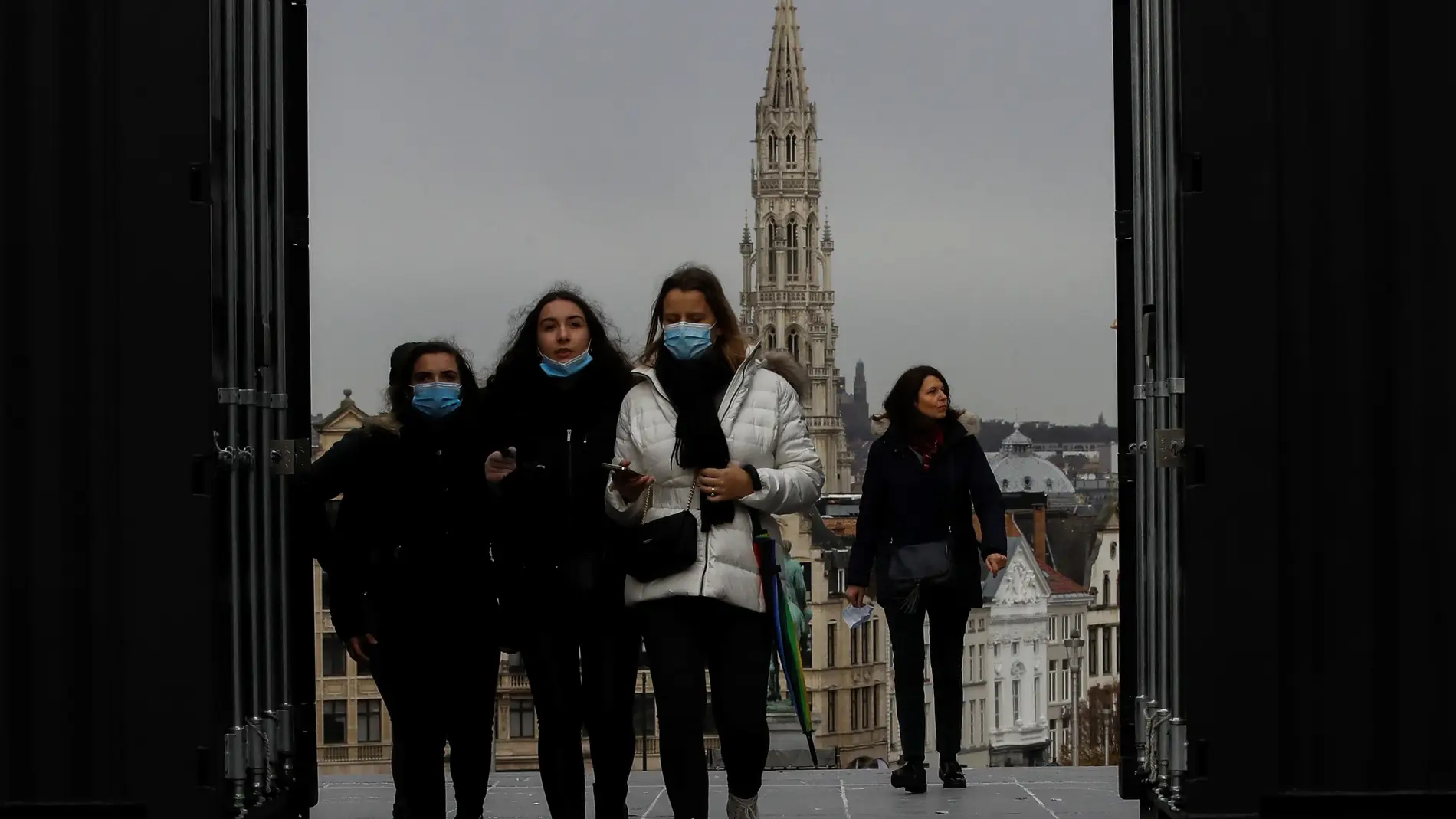 Un grupo de personas pasea por las calles de Bruselas.