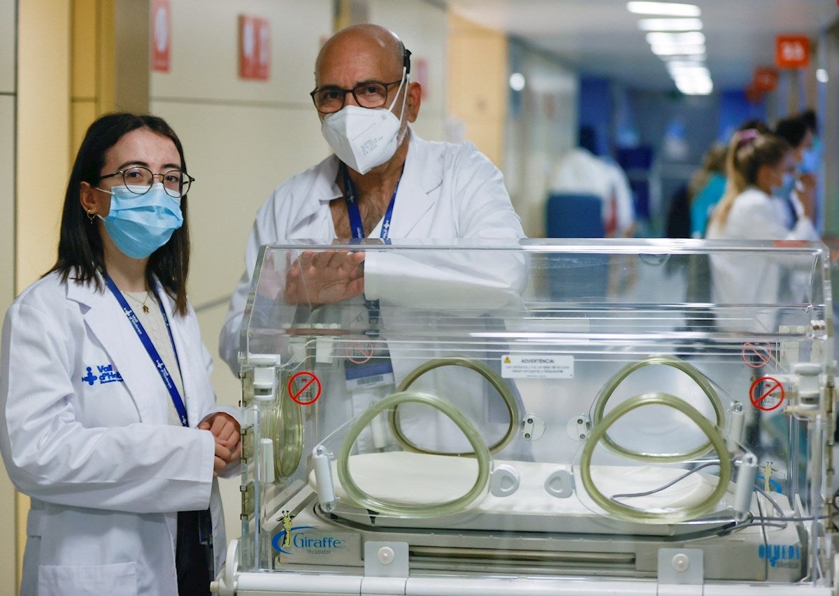 La emotiva historia de la mujer que nació prematura y que ahora trabaja con el médico que le salvó la vida: "Nos emocionamos mucho al conocernos" La emotiva historia de la mujer que nació prematura y que ahora trabaja con el médico que le salvó la vida: "Nos emocionamos mucho al conocernos"