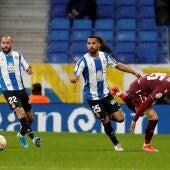El centrocampista del Espanyol, Yangel Herrera (c), se lleva el balón ante el defensa de la Real Sociedad, Diego Rico (d)