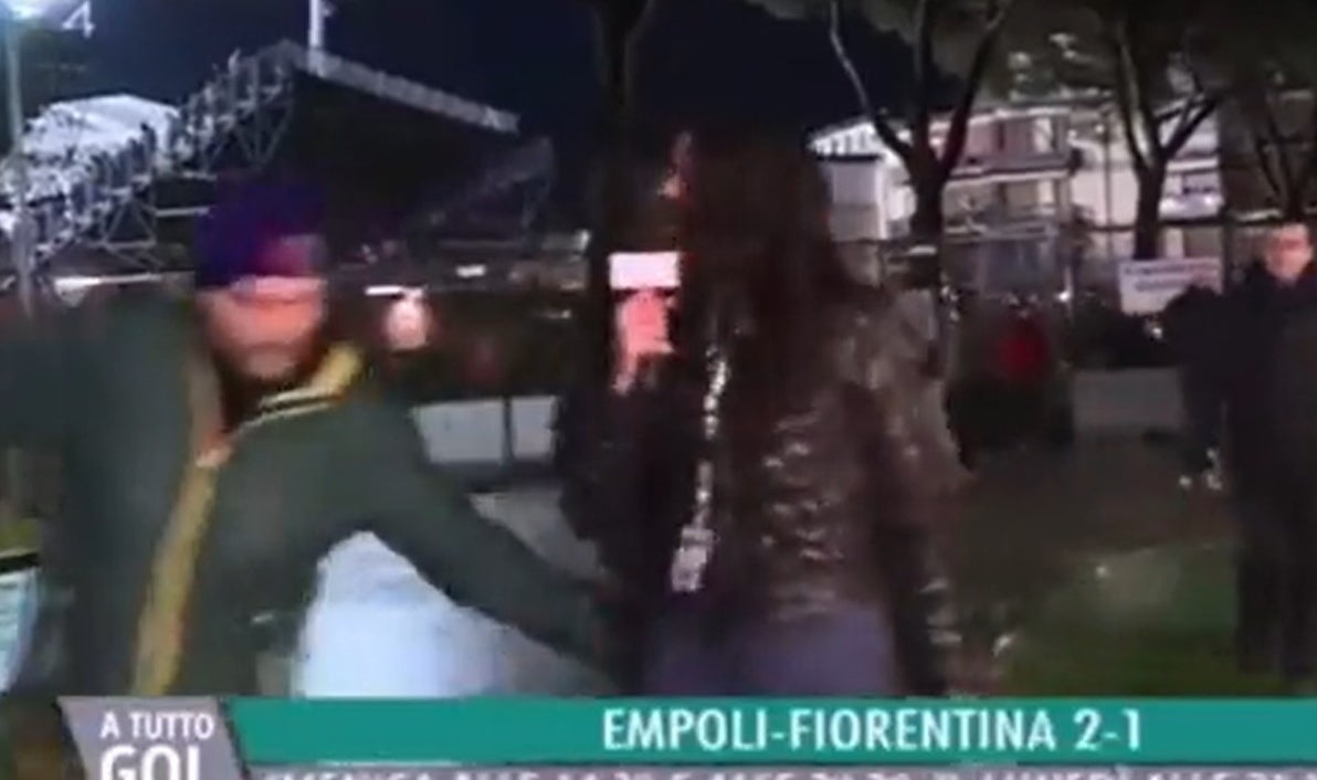Indignación por el vídeo de un aficionado tocándole el culo a una reportera en directo Indignación por el vídeo de un aficionado tocándole el culo a una reportera en directo