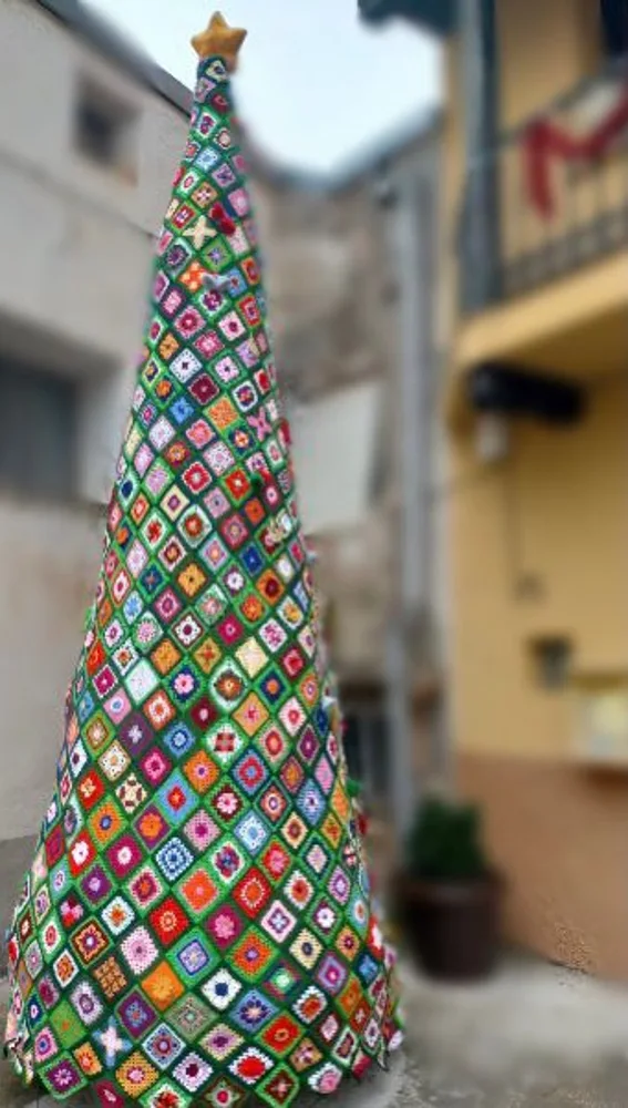 Árbol de Navidad instalado en la plaza del pueblo