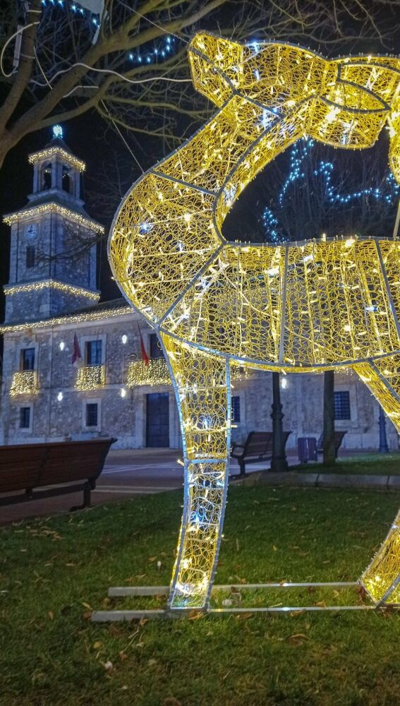Iluminación navideña ya instalada en Sisante