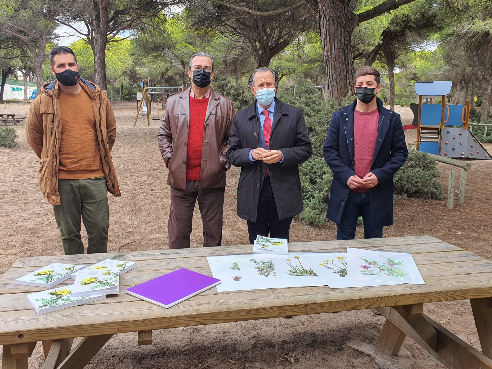 Un libro recogerá la flora silvestre de La Barrosa para los escolares de Chiclana Un libro recogerá la flora silvestre de La Barrosa para los escolares de Chiclana