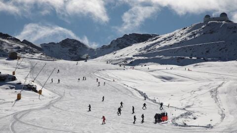  Sierra Nevada ha estrenado este s&aacute;bado su temporada invernal con 8,5 kil&oacute;metros esquiables repartidos por once pistas, una ocupaci&oacute;n hostelera media del 50 % y m&aacute;s de 4.000 esquiadores que han tenido el uso obligatorio de la mascarillas como la &uacute;nica restricci&oacute;n vinculada a la pandemia. EFE