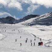  Sierra Nevada ha estrenado este sábado su temporada invernal con 8,5 kilómetros esquiables repartidos por once pistas, una ocupación hostelera media del 50 % y más de 4.000 esquiadores que han tenido el uso obligatorio de la mascarillas como la única restricción vinculada a la pandemia. EFE