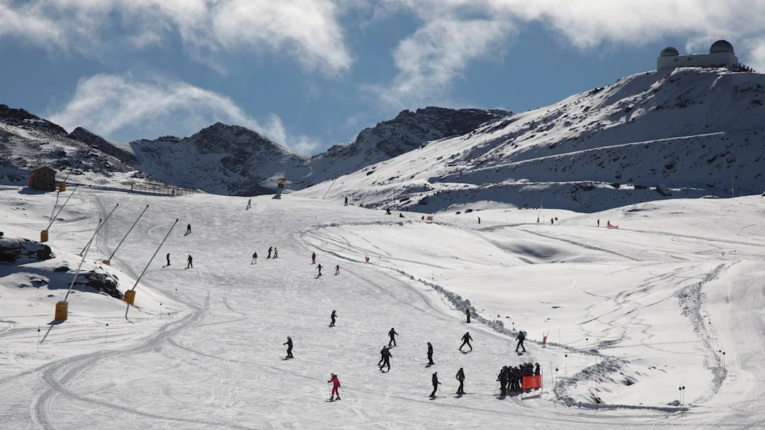  Sierra Nevada ha estrenado este sábado su temporada invernal con 8,5 kilómetros esquiables repartidos por once pistas, una ocupación hostelera media del 50 % y más de 4.000 esquiadores que han tenido el uso obligatorio de la mascarillas como la única restricción vinculada a la pandemia. EFE