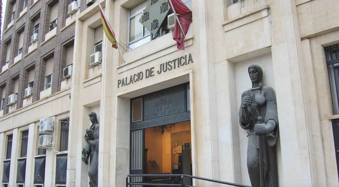 El juez Garrote procesa a tres ex altos cargos de Agricultura y la CHS por prevaricación ambiental y a 38 empresas agrícolas por vertidos al Mar Menor El juez Garrote procesa a tres ex altos cargos de Agricultura y la CHS por prevaricación ambiental y a 38 empresas agrícolas por vertidos al Mar Menor