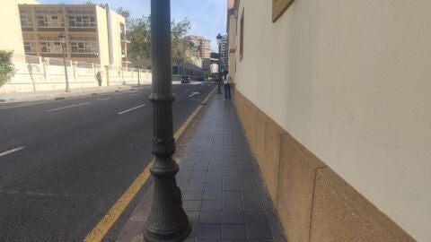 Estado actual de la acera sur de la calle Estado actual de la acera sur de la calle