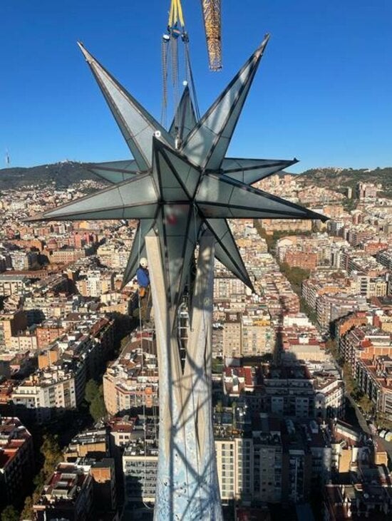 La estrella ya corona la torre de la Virgen María de la Sagrada Familia La estrella ya corona la torre de la Virgen María de la Sagrada Familia