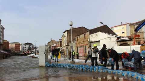 Reinosa est&aacute; coloca sacas de arena en la ribera del r&iacute;o Ebro
