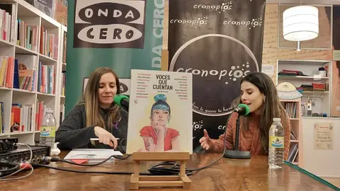 Diana López Varela durante la presentación del libro "Voces que cuentan" en la librería Cronopios de Pontevedra Más de Uno Pontevedra