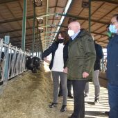 El consejero de Agricultura, Ganadería y Desarrollo Rural, Jesús Julio Carnero, presenta ayudas al sector del vacuno de leche, en una ganadería en Tordehumos.