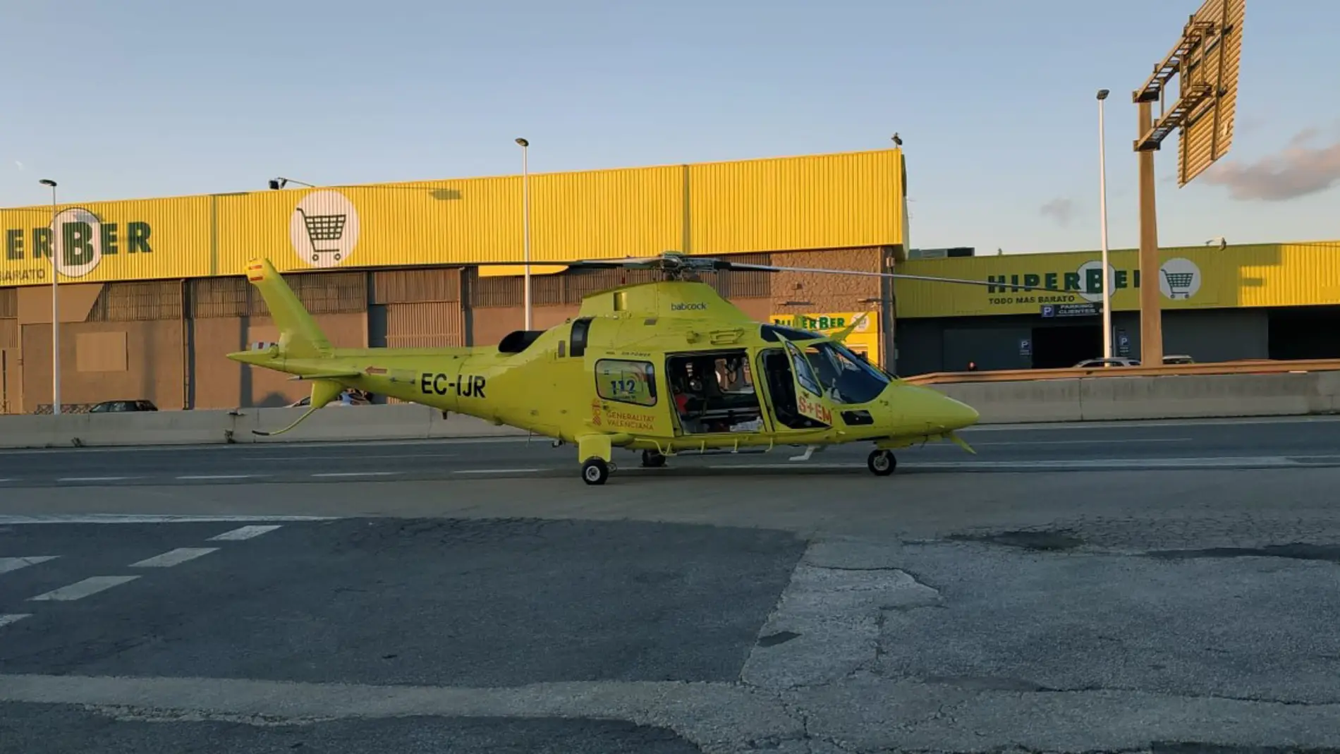 Helicóptero de emergencias en la Nacional 340, en Elche.