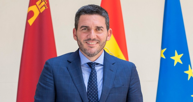 El consejero Luengo defiende que "como cualquier hijo de vecino" tenía derecho a las ayudas a la conciliación del Ayuntamiento de San Javier "porque mi mujer también trabaja" El consejero Luengo defiende que "como cualquier hijo de vecino" tenía derecho a las ayudas a la conciliación del Ayuntamiento de San Javier "porque mi mujer también trabaja"