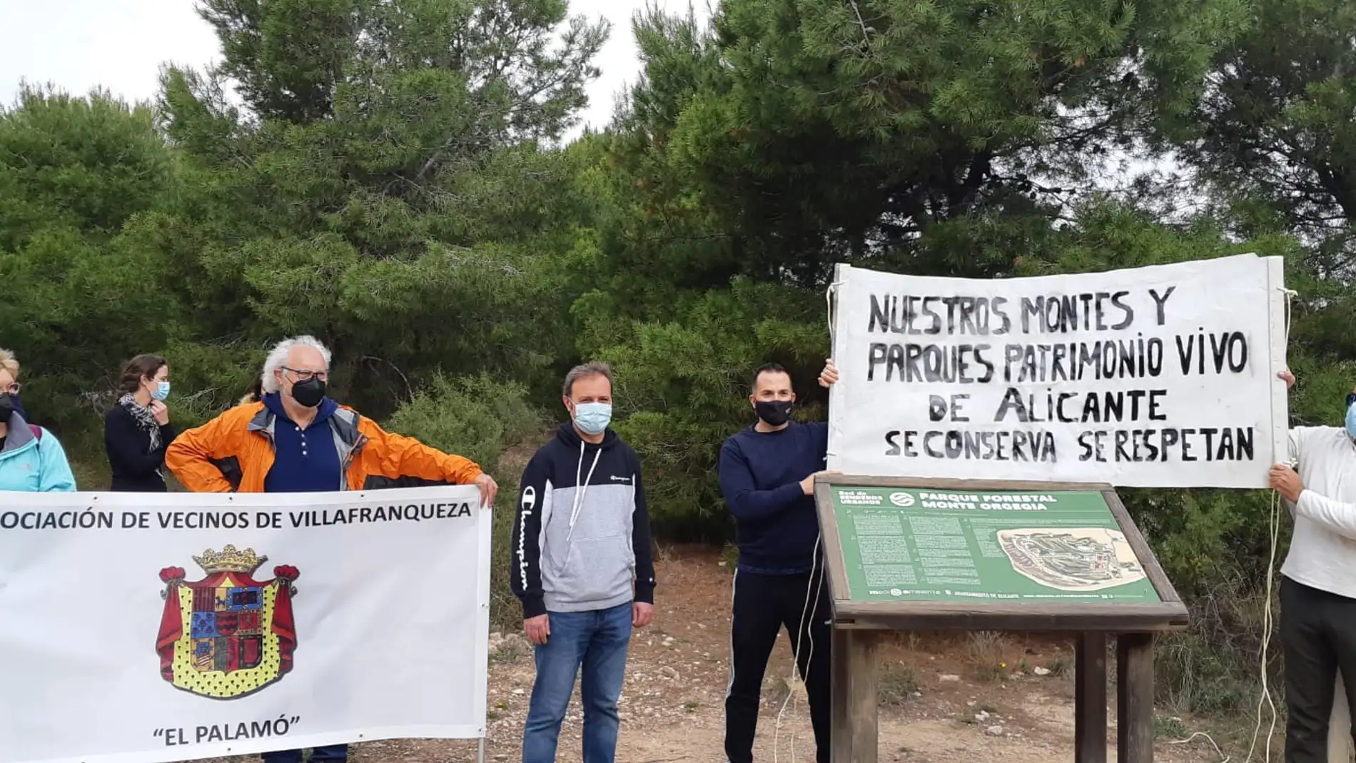 Natxo Bellido y Rafa Mas en una protesta en el monte Orgegia el pasado mes de abril