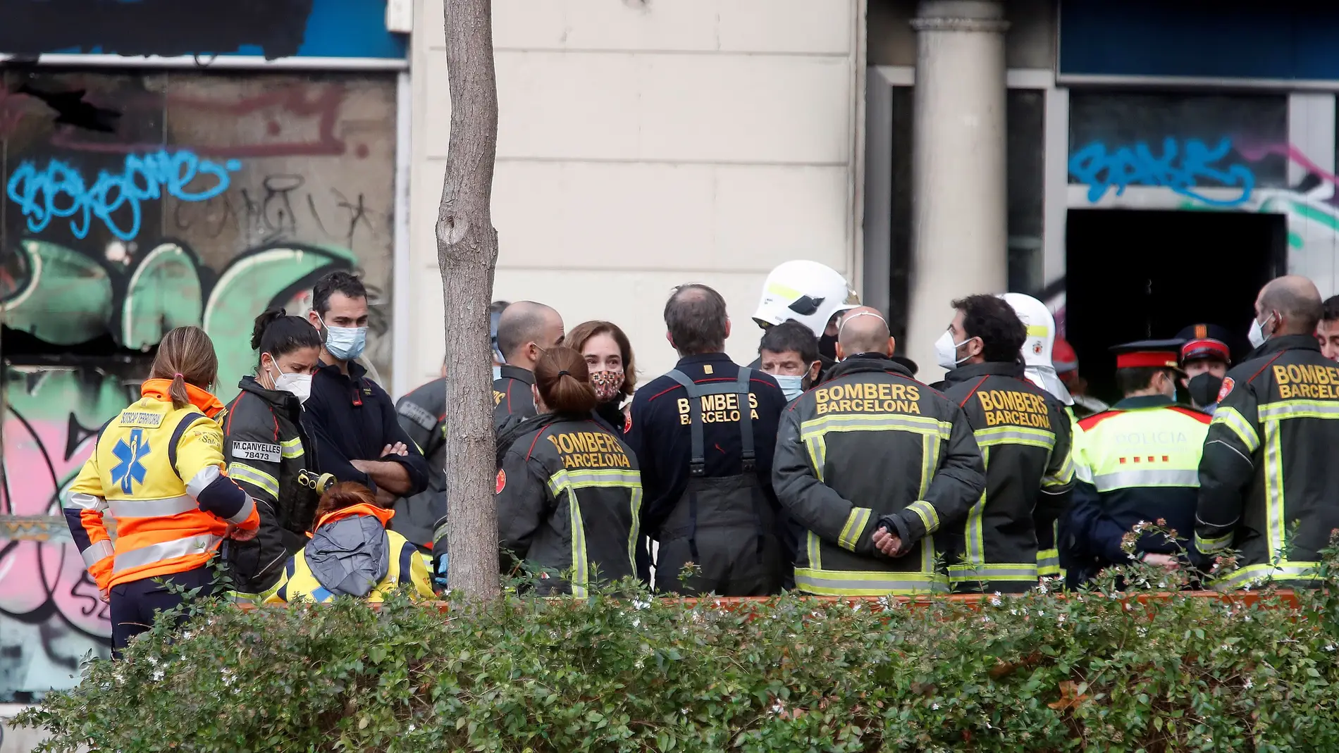 La alcaldesa de Barcelona, Ada Colau, atiende a las explicaciones de los bomberos desplazados.