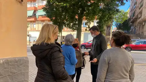 Pablo Ruz, portavoz del PP de Elche con vecinos del barrio Porfirio Pascual. Pablo Ruz, portavoz del PP de Elche con vecinos del barrio Porfirio Pascual.