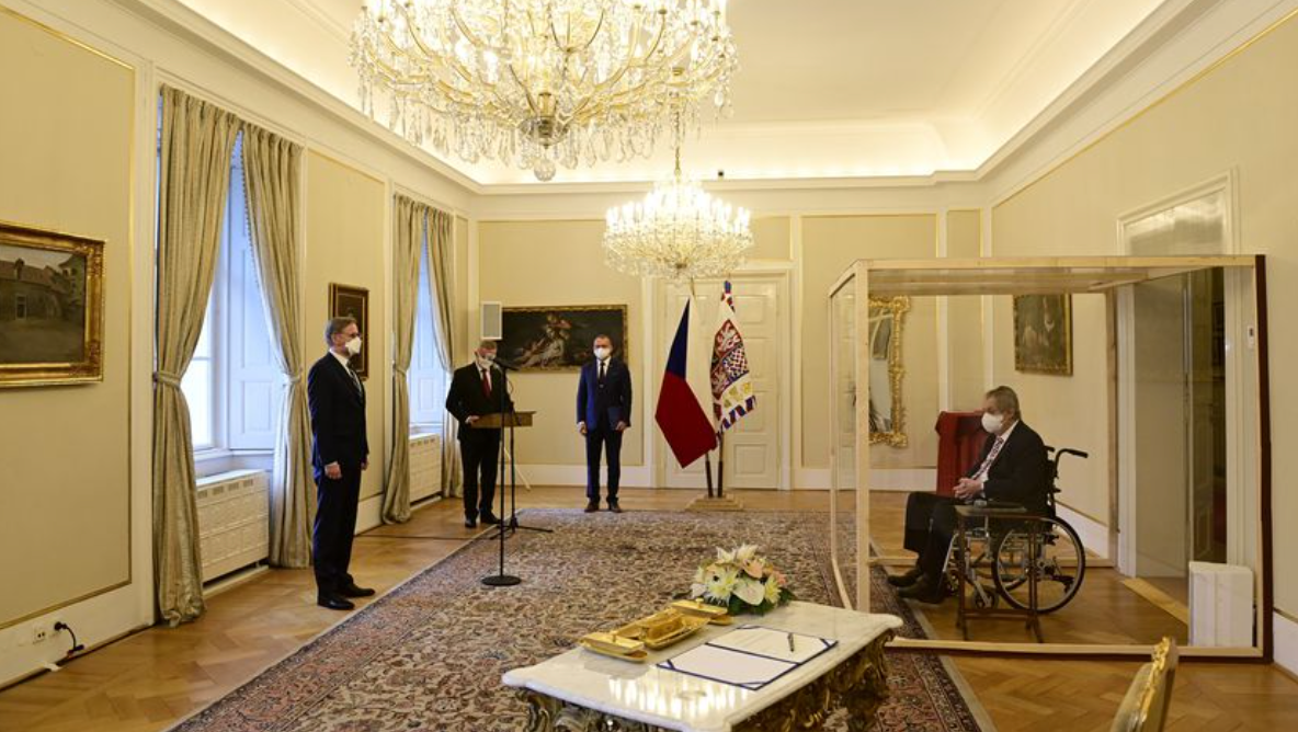 El presidente checo designa a su nuevo primer ministro desde el interior de una urna porque estaba contagiado de covid El presidente checo designa a su nuevo primer ministro desde el interior de una urna porque estaba contagiado de covid