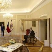 El presidente checo designa a su nuevo primer ministro desde el interior de una urna porque estaba contagiado de covid