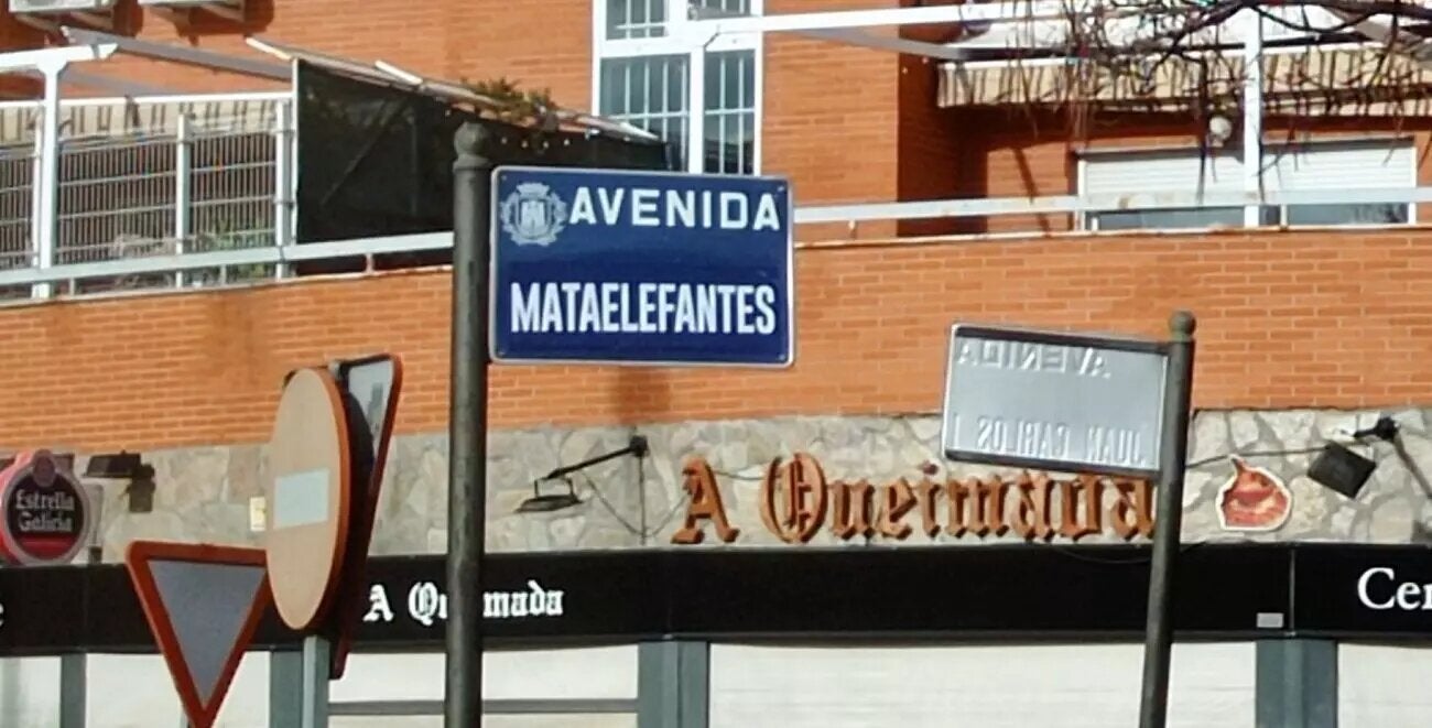 Las placas de la Avenida Juan Carlos I amanecen reemplazadas en Alcalá de Henares por las polémicas del rey emérito Las placas de la Avenida Juan Carlos I amanecen reemplazadas en Alcalá de Henares por las polémicas del rey emérito