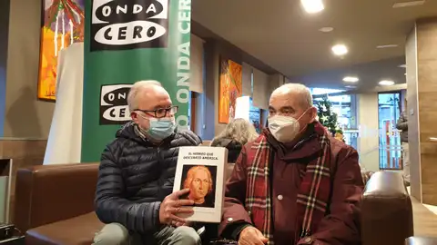 El director del Hotel Rías Bajas, con el libro de nuestro invitado Pedro de Lorenzo y Macías Más de Uno Pontevedra