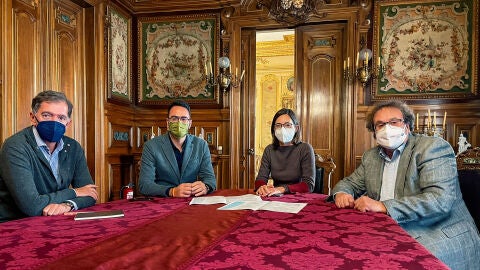 Adrián Santos Pérez, Roser Obrador junto a técnicos de la consellería y del ayuntamiento Adrián Santos Pérez, Roser Obrador junto a técnicos de la consellería y del ayuntamiento