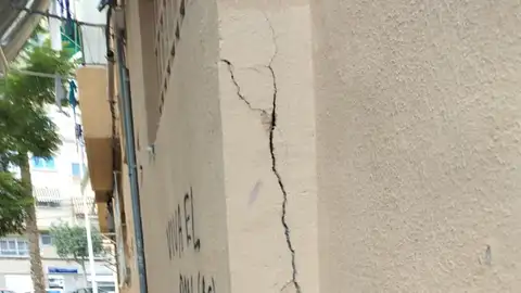 Grieta en uno de los edificios del barrio Porfirio Pascual de Elche. Grieta en uno de los edificios del barrio Porfirio Pascual de Elche.