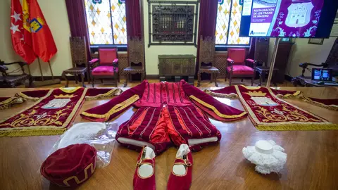 El Ayuntamiento de Alcalá restaura los trajes de maceros del siglo XIX El Ayuntamiento de Alcalá restaura los trajes de maceros del siglo XIX