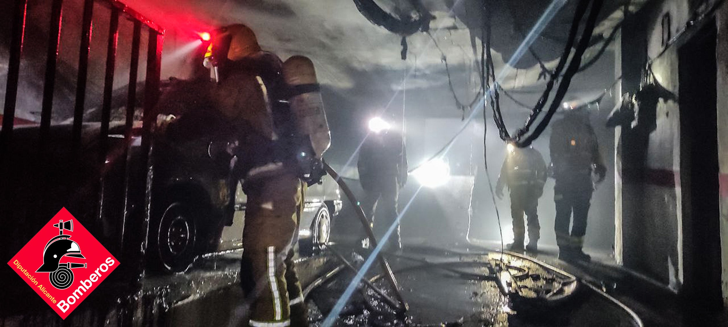Los bomberos sofocan un incendio en un piso de La Mata lleno de equipos informáticos y ordenadores Los bomberos sofocan un incendio en un piso de La Mata lleno de equipos informáticos y ordenadores