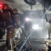 Los bomberos sofocan un incendio en un piso de La Mata lleno de equipos informáticos y ordenadores