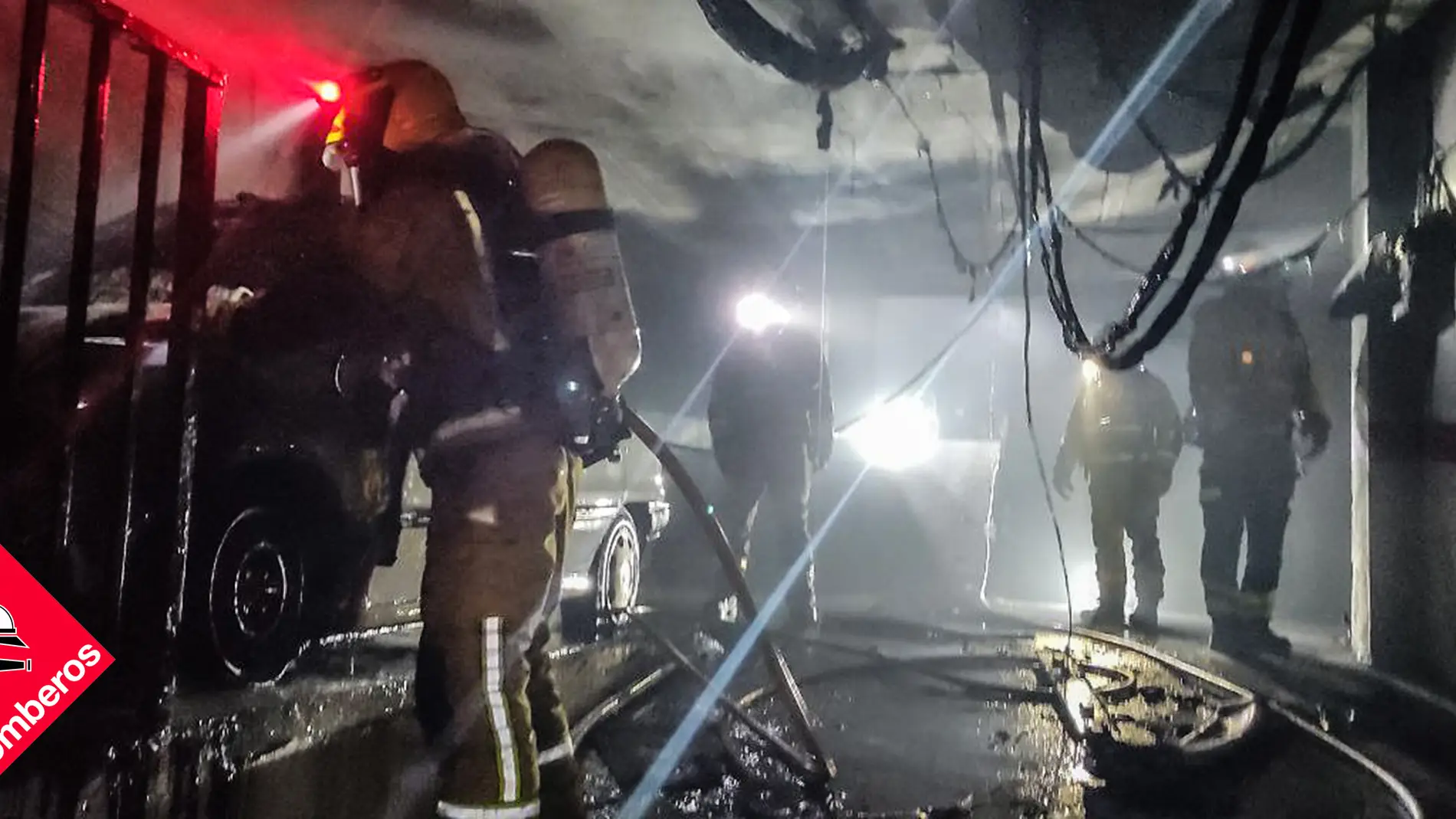Los bomberos sofocan un incendio en un piso de La Mata lleno de equipos informáticos y ordenadores