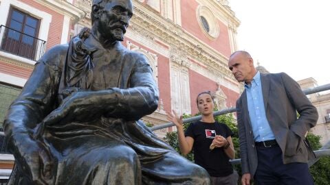 El delegado de Urbanismo Antonio Muñoz contempla una escultura de la Plaza del Salvador