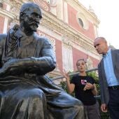 El delegado de Urbanismo Antonio Muñoz contempla una escultura de la Plaza del Salvador