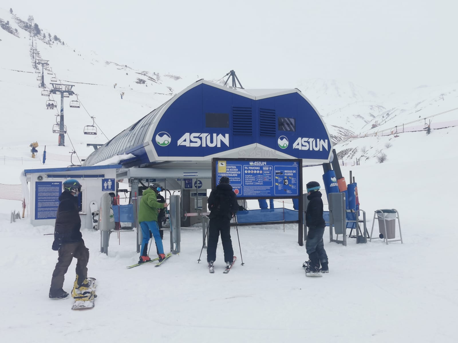 Jornada tranquila en el inicio de la temporada de esquí Jornada tranquila en el inicio de la temporada de esquí
