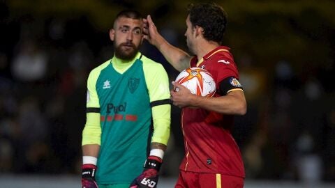 El getafense Mata consuela al portero del Mollerussa tras eliminarlos de la Copa del Rey