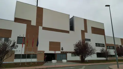 La comisaría de Alcalá de Henares queda incluida en el plan establecido desde la Delegación del Gobierno en Madrid para vigilar y controlar las bandas latinas La comisaría de Alcalá de Henares queda incluida en el plan establecido desde la Delegación del Gobierno en Madrid para vigilar y controlar las bandas latinas