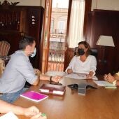 Reunión en el Ayuntamiento de Puerto Real de Elena Amaya y Martín Vila