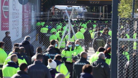 Los trabajadores de Nissan vuelven a la planta después de manifestarse. Los trabajadores de Nissan vuelven a la planta después de manifestarse.