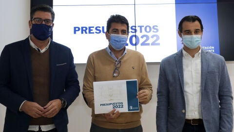 Javier Gutiérrez, Carlos Mazón y Eduardo Dolón presentan los presupuestos de la Diputación de 2022 Javier Gutiérrez, Carlos Mazón y Eduardo Dolón presentan los presupuestos de la Diputación de 2022